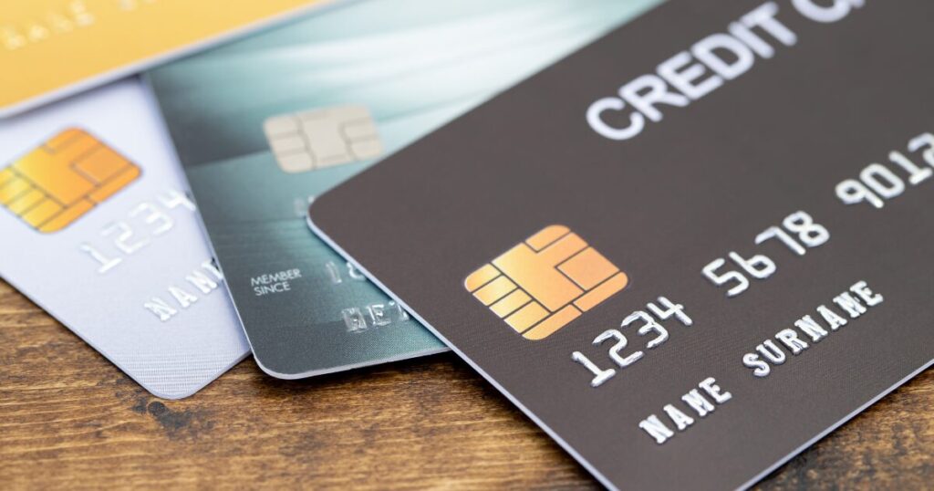 クレジットカードの分割払いやリボ払いによる高額な手数料や返済負担のリスクを警告する、家計管理・節約向けイメージ画像